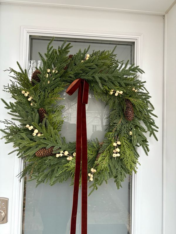 Couronne de Noël 28 po – Pin de Norfolk, cèdre, cocottes et baies beiges