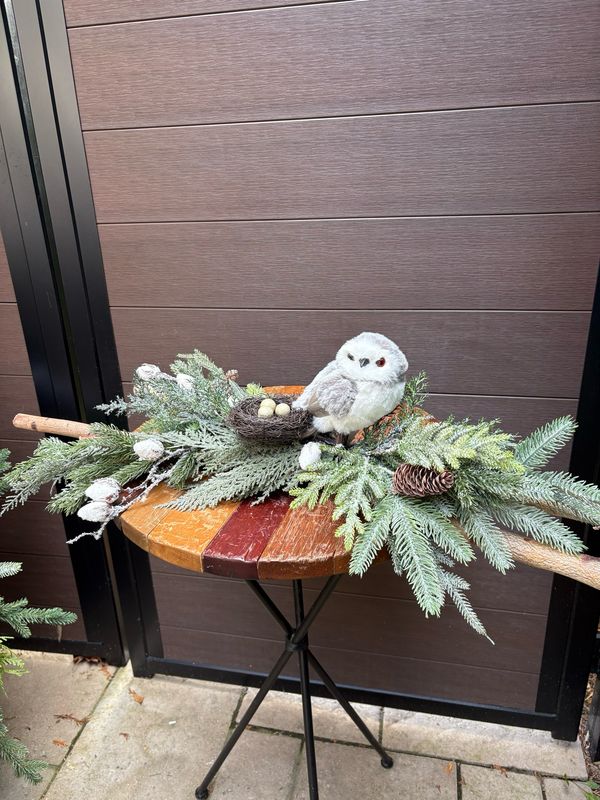 Arrangement de Noël sur branche de bouleau avec hibou – Décoration hivernale rustique