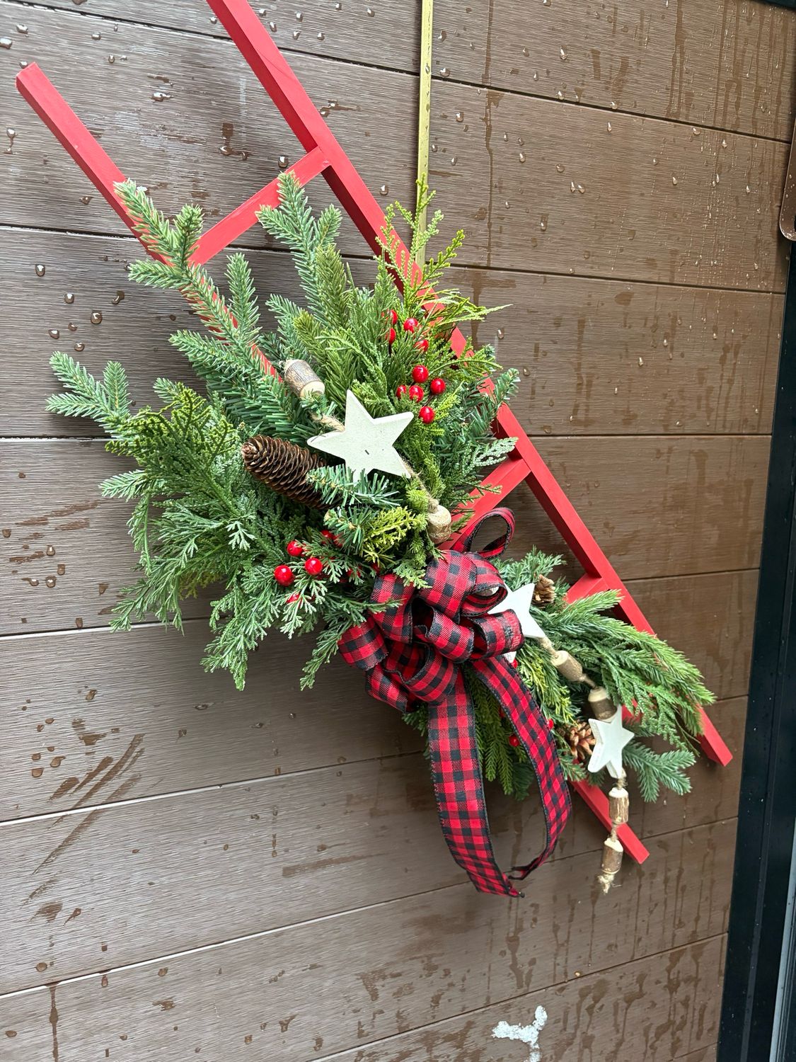 🎄 Échelle décorative rustique – Rouge et verdure 🎄