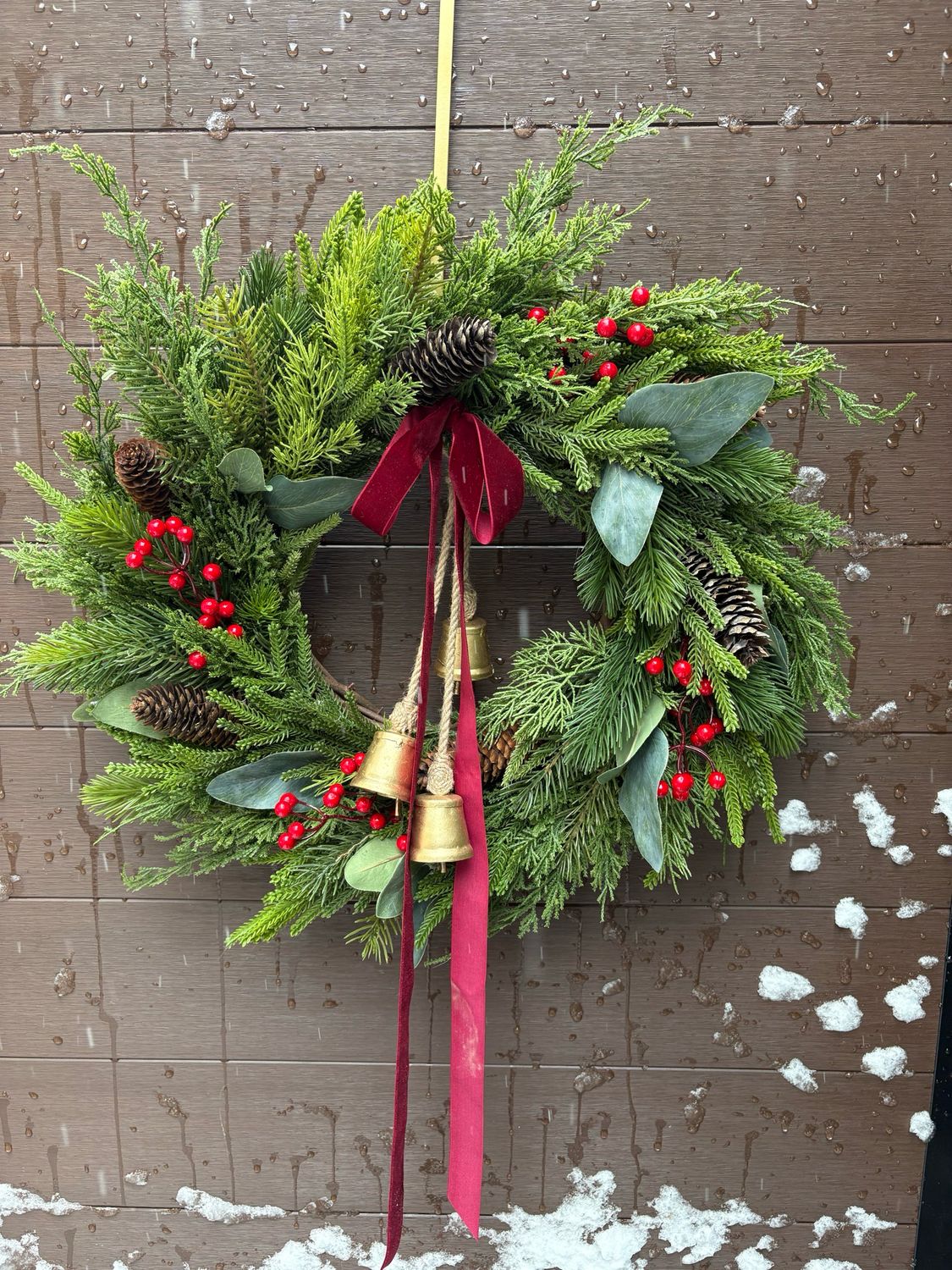 🎀 Couronne de Noël rustique chic – Verdure artificielle et grelots dorés