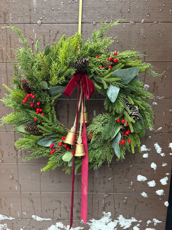 🎀 Couronne de Noël rustique chic – Verdure artificielle et grelots dorés