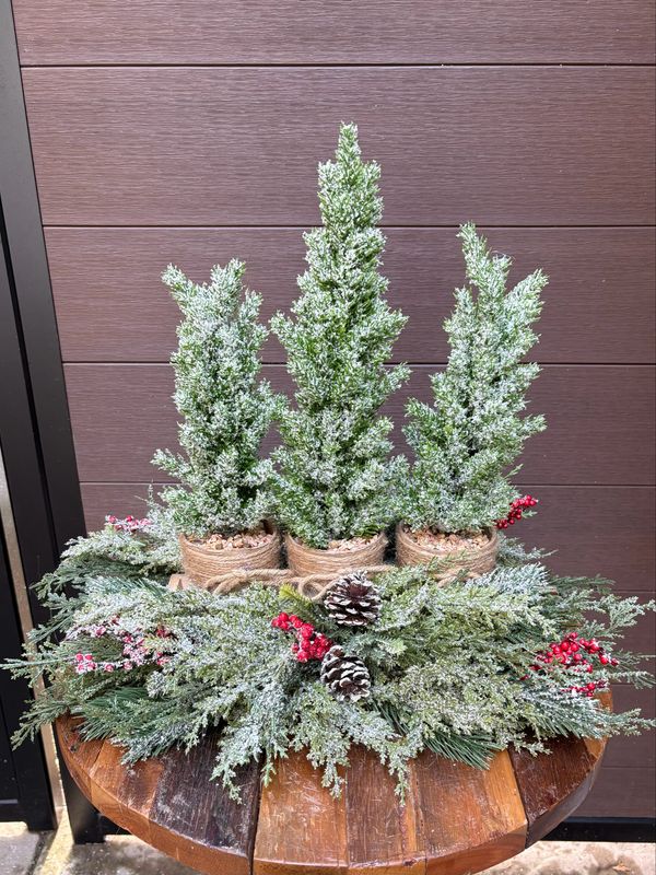 Centre de table d’hiver fait à la main – Sapins enneigés et baies rouges