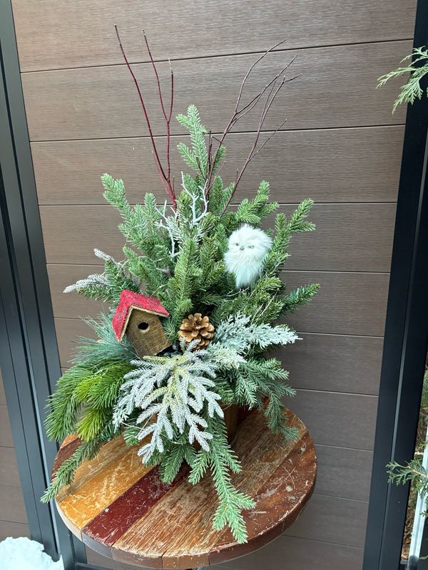 Arrangement decoratif de Noel sapinage artificiel hibou blanc maisonnette bois branches givre rustique chic