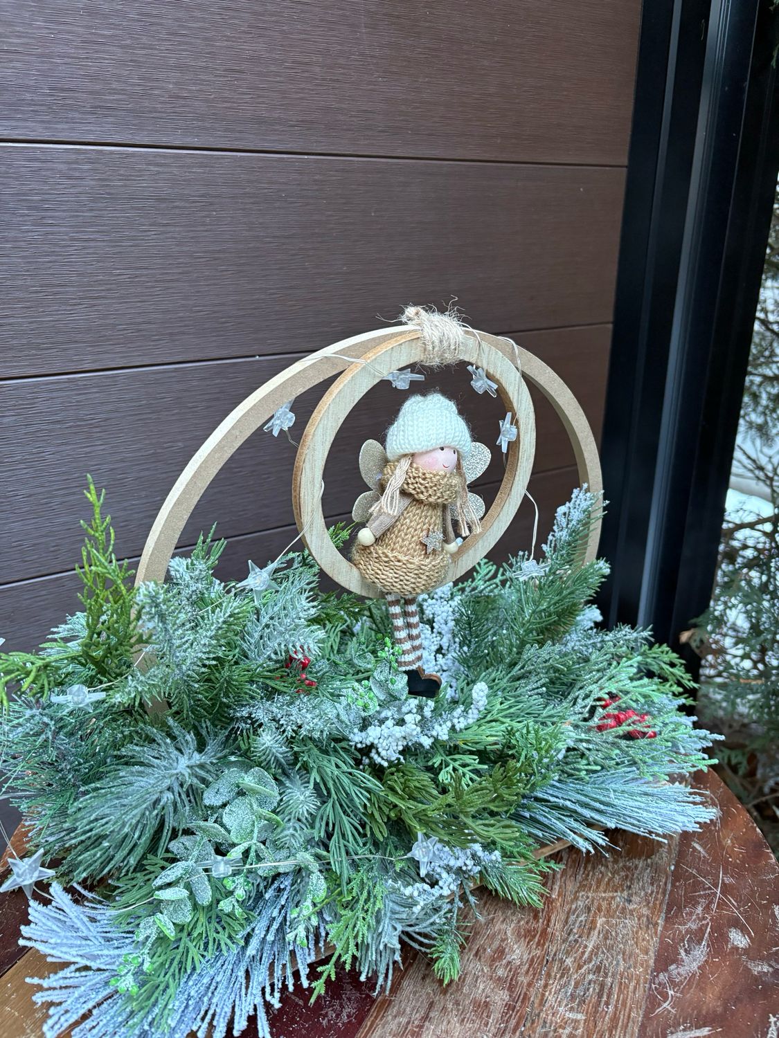 Centre de table de Noël – Fée en bois &amp; sapinage givré (19 x 13 po)