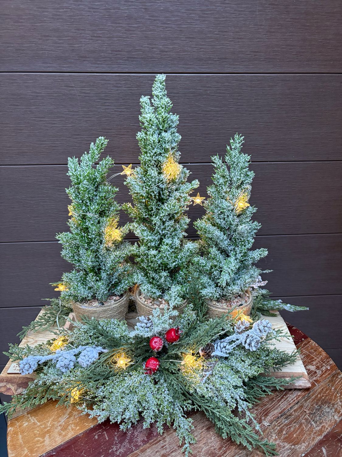 🌲 Centre de table – Trio de sapins givrés sur planche de bois (18 x 16 po)