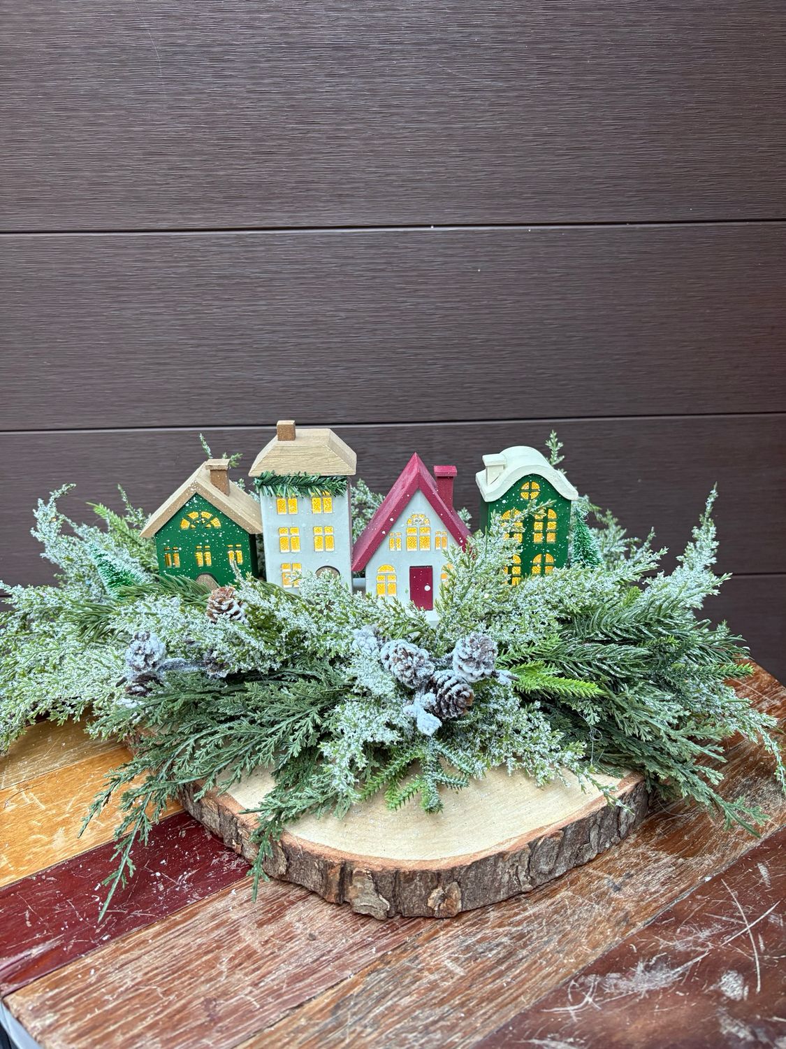 Centre de table de Noël – Village en bois &amp; sapinage givré