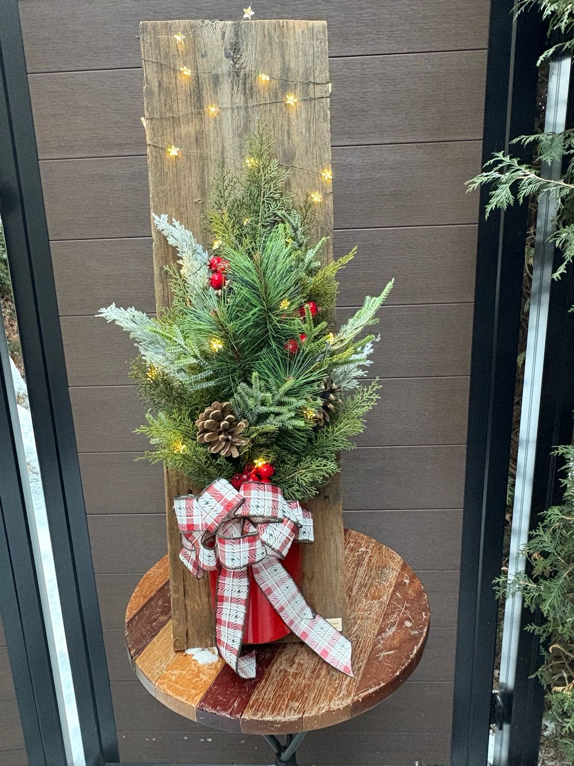 Demi sapin sur planche de bois de grange 