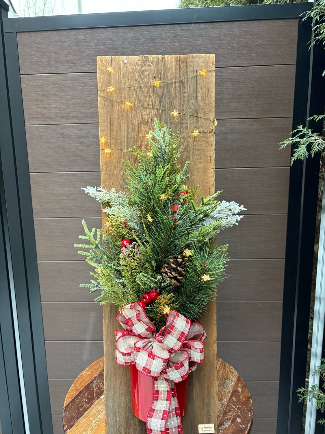 Demi sapin sur planche de bois de grange – 33 po x 10 po