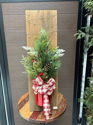 Demi sapin sur planche de bois de grange