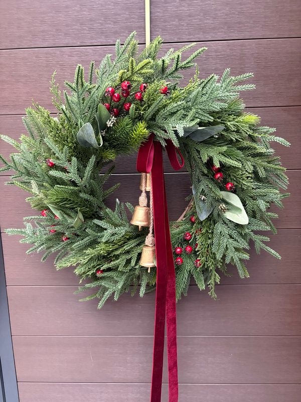 🎀 Couronne de Noël rustique chic – Verdure artificielle et grelots dorés