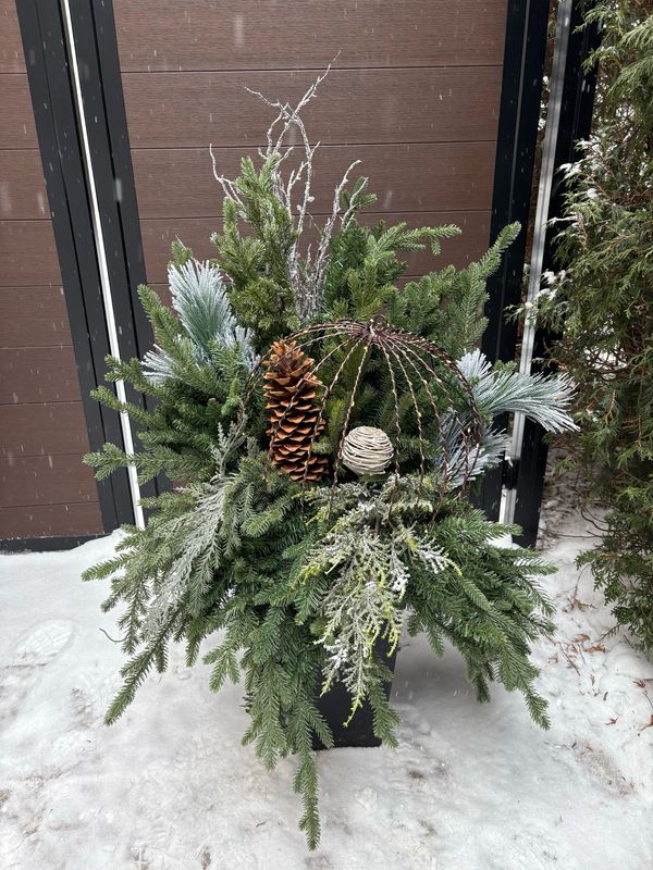 Arrangement extérieur de Noël rustique chic avec sphère lumineuse – Sapinage givré et cocottes naturelles