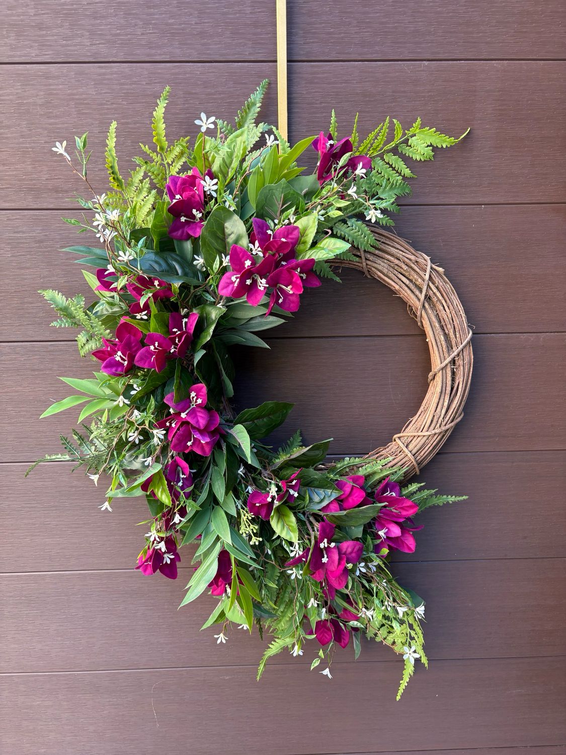 Couronne bougainvillier mauve 30 x 18 pouces – Fougères, ruscus et fleurs blanches | Collection Béatrice