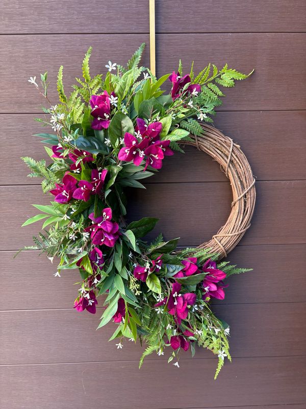 Couronne bougainvillier mauve 30 x 18 pouces – Fougères, ruscus et fleurs blanches | Collection Béatrice
