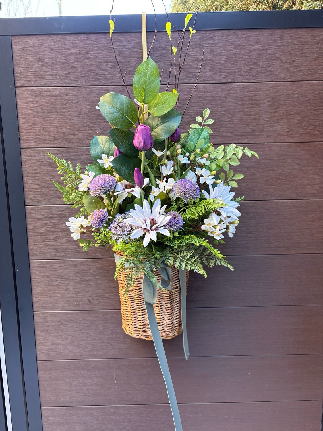 Panier mural fleuri en osier – décoration de porte printemps été style champêtre