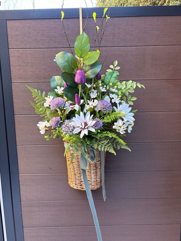 Panier mural fleuri en osier – 31 pouces