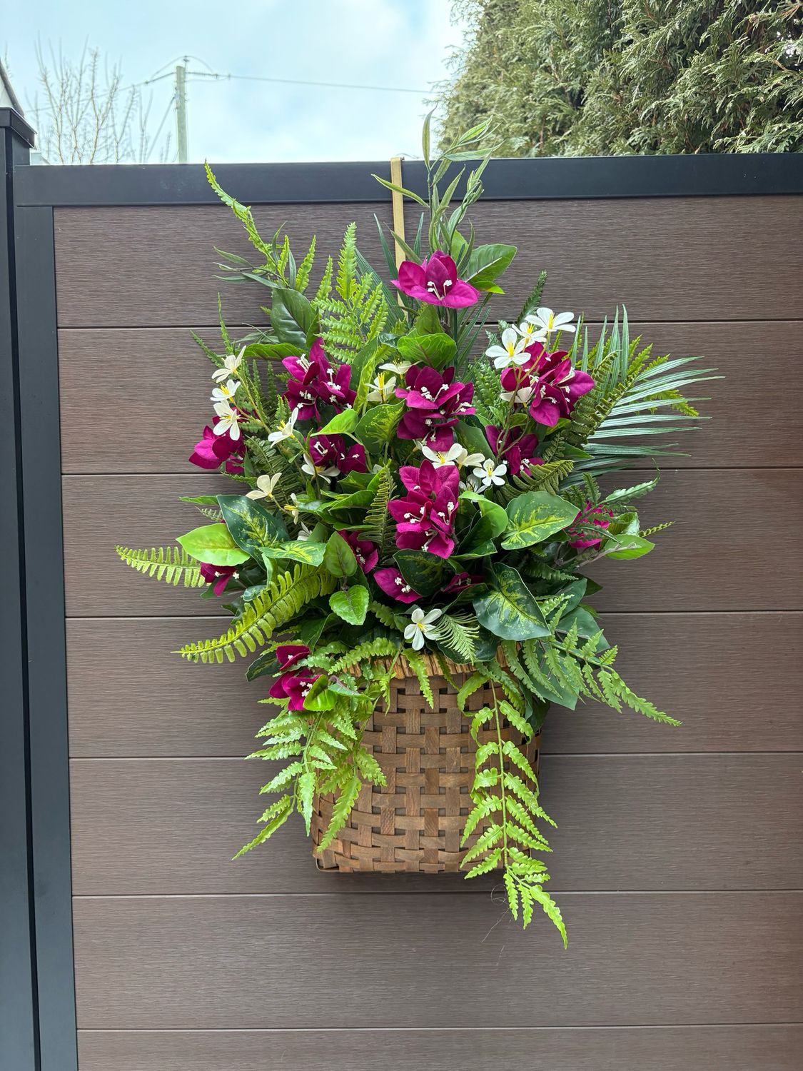Panier mural floral bougainvilliers prunes – Décoration porte d’entrée avec fougères et verdure – 29 x 18 pouces