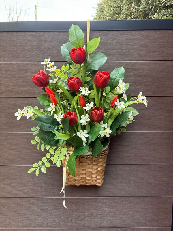 Panier mural printanier tulipes rouges – Arrangement floral avec feuilles de citronnier et acacia – 24 x 18 pouces