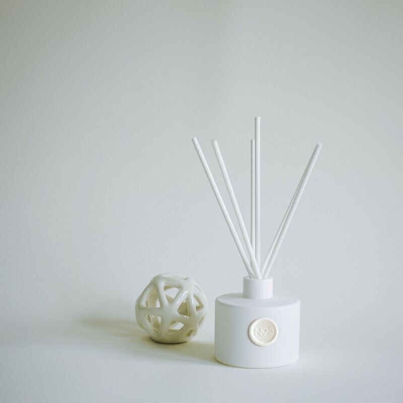 White No. 3 Reed Diffuser Set