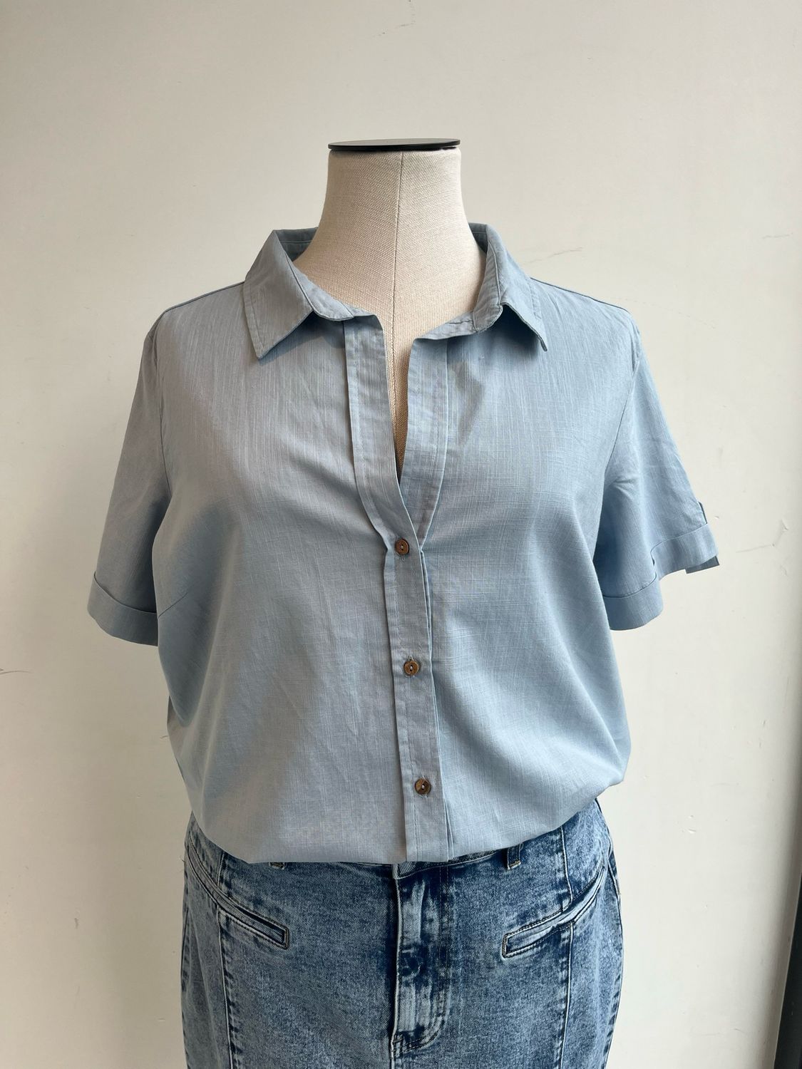 Only Carmakoma - Carcoco v-neck met korte mouwen - soft chambray (lichtblauw)