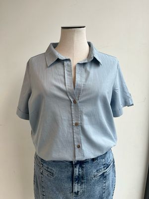 Only Carmakoma - Carcoco v-neck met korte mouwen - soft chambray (lichtblauw)