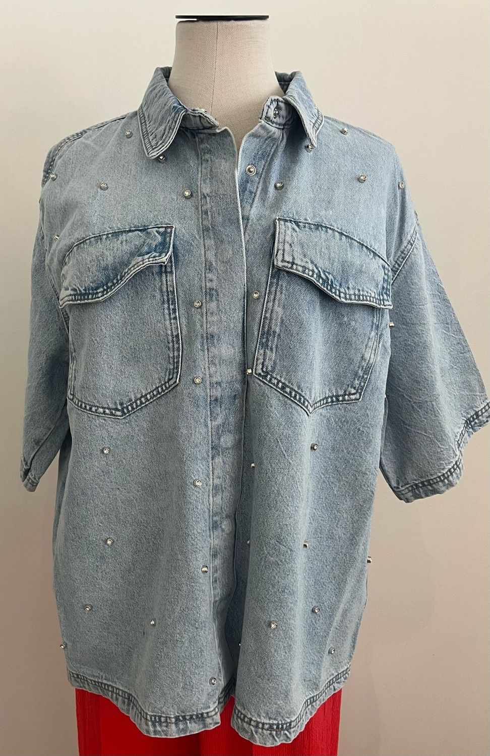 Only Carmakoma - Carsophie oversized denim shirt met diamanten en korte mouwen - light blue denim