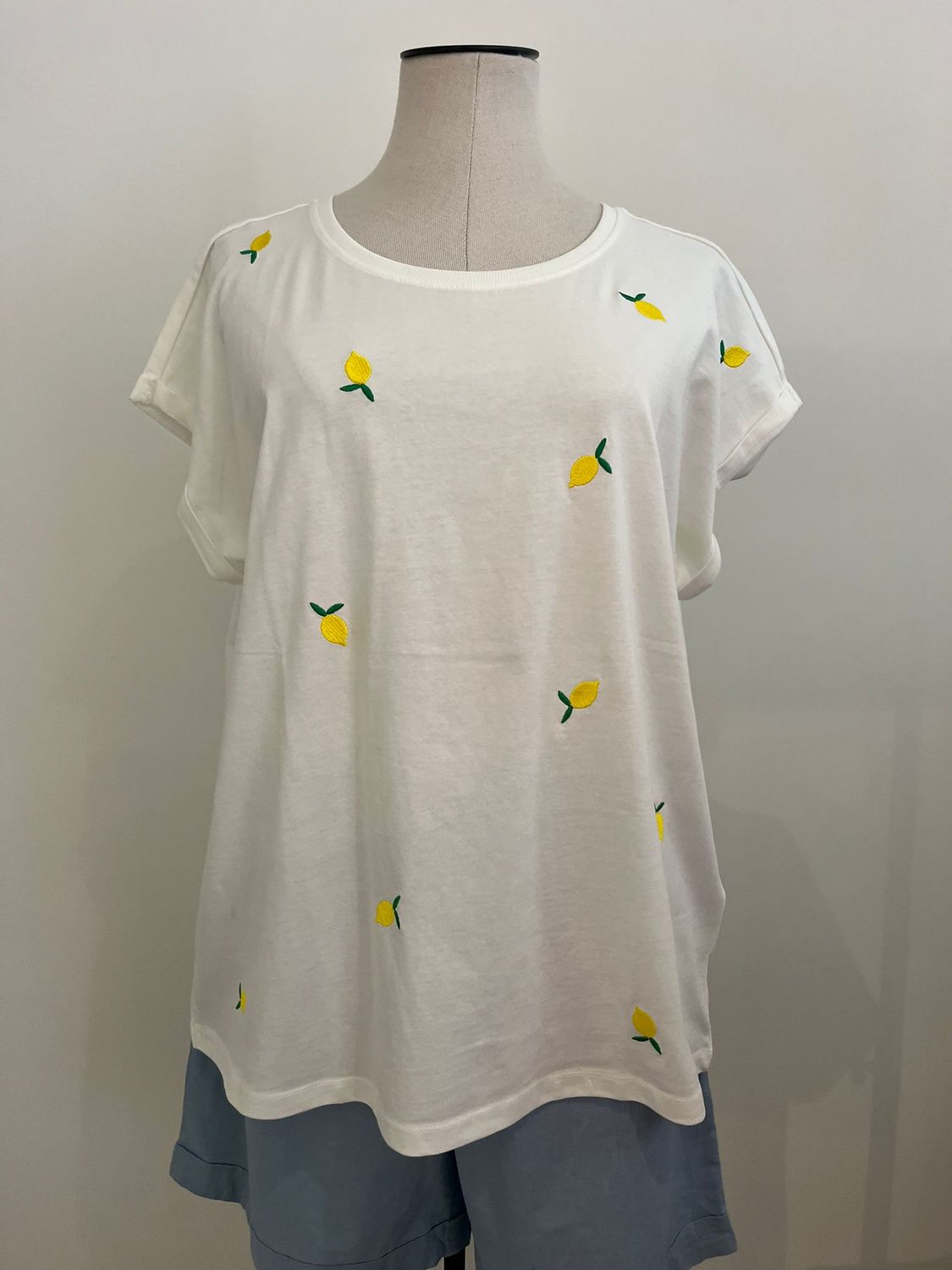 Only Carmakoma - CARMILDA - T-shirt wit met citroenen