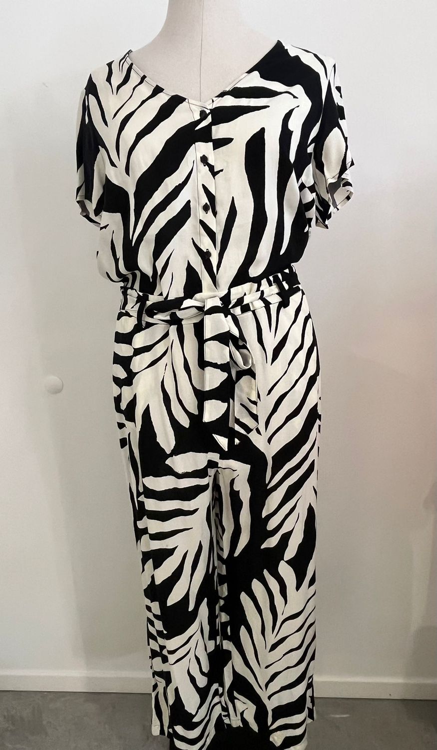 Only Carmakoma - CARNOVA - jumpsuit zwart/wit