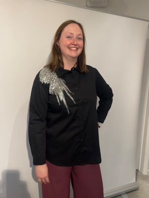 Curviss - bloes - zwart met prachtig detail op schouder