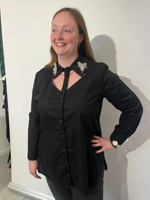 Curviss - bloes - zwart open detail aan kraag