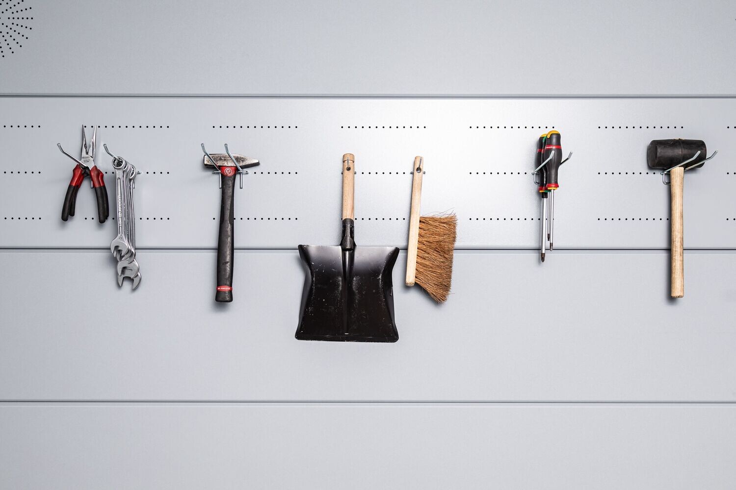 Plaque perforée + Crochets pour abris en  acier Eleganto 3030 - 3330 - 3930