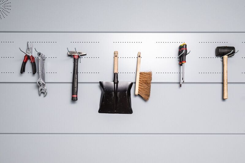 Plaque perforée + Crochets pour abris en  acier Eleganto 3030 - 3330 - 3930