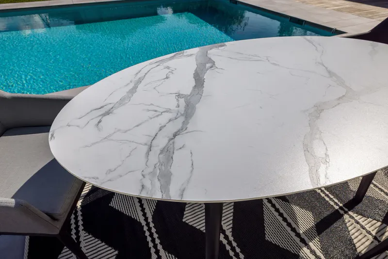 Table de jardin ovale en aluminium et plateau verre céramique - FORMENTERA 6 personnes