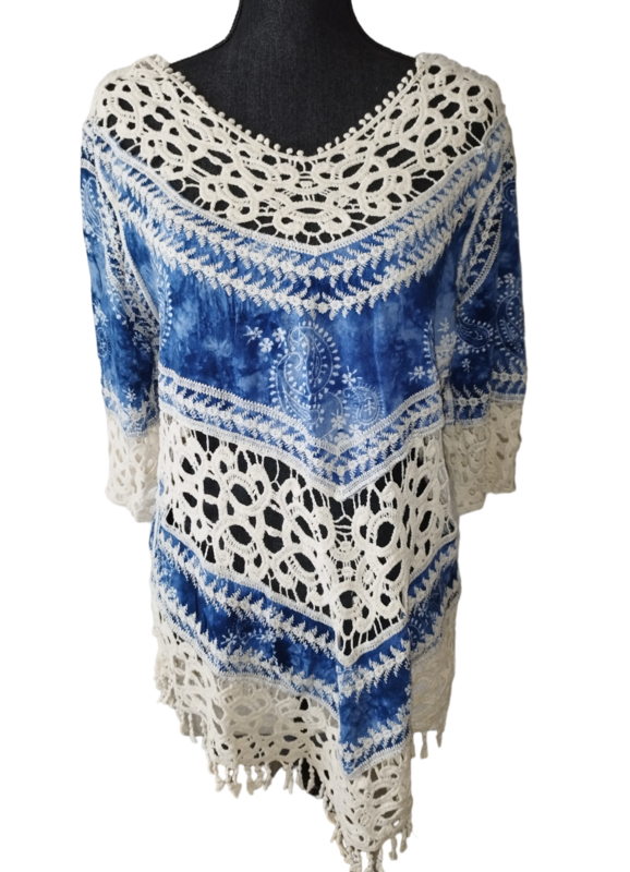 Haut bleu et blanc motif troué T. 36-38 / S-M