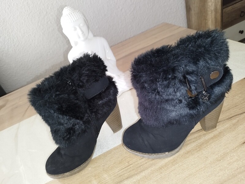 Bottine fourrure et talon noire pointure 36