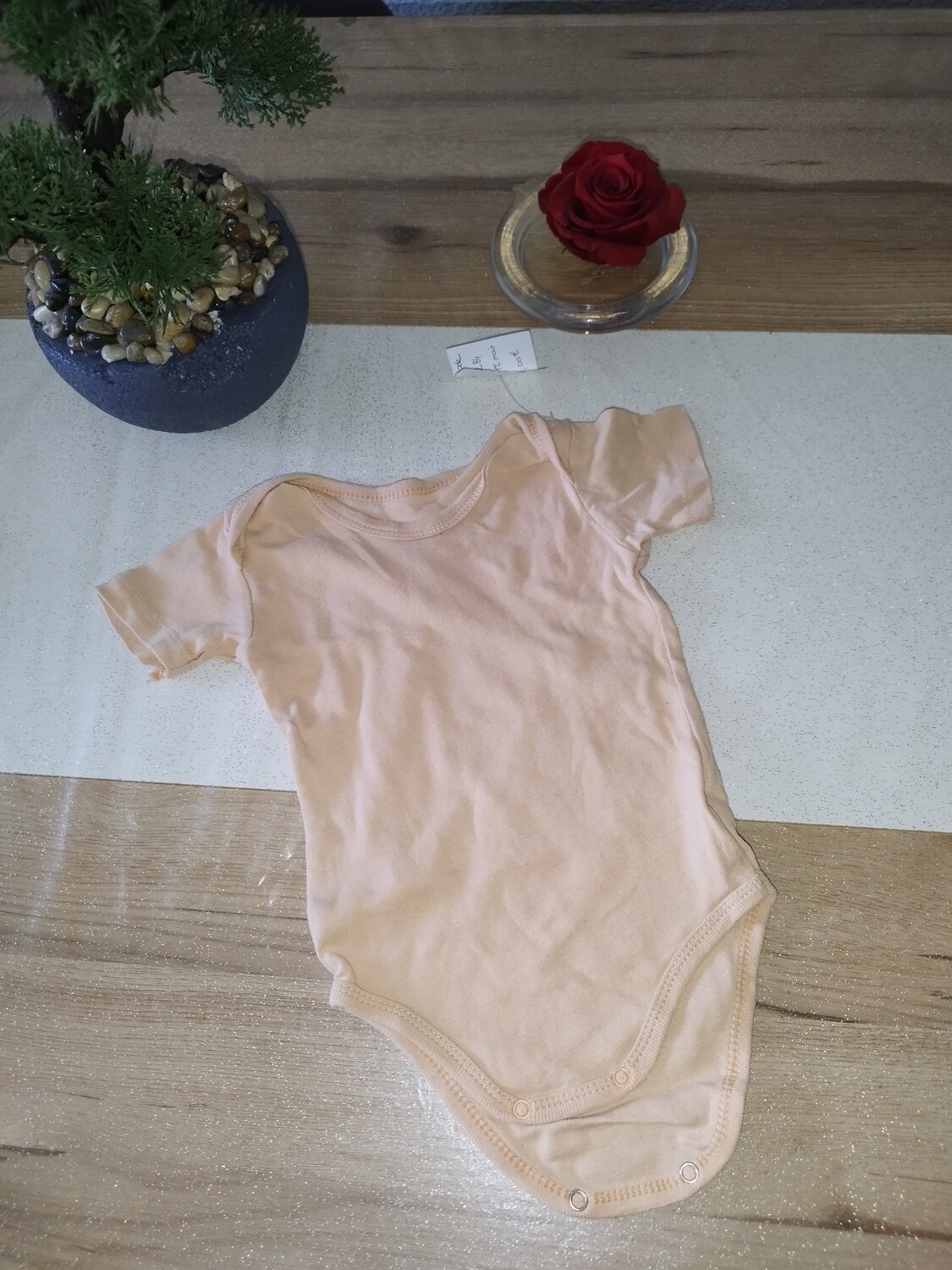body manche courte orange T. 12 mois