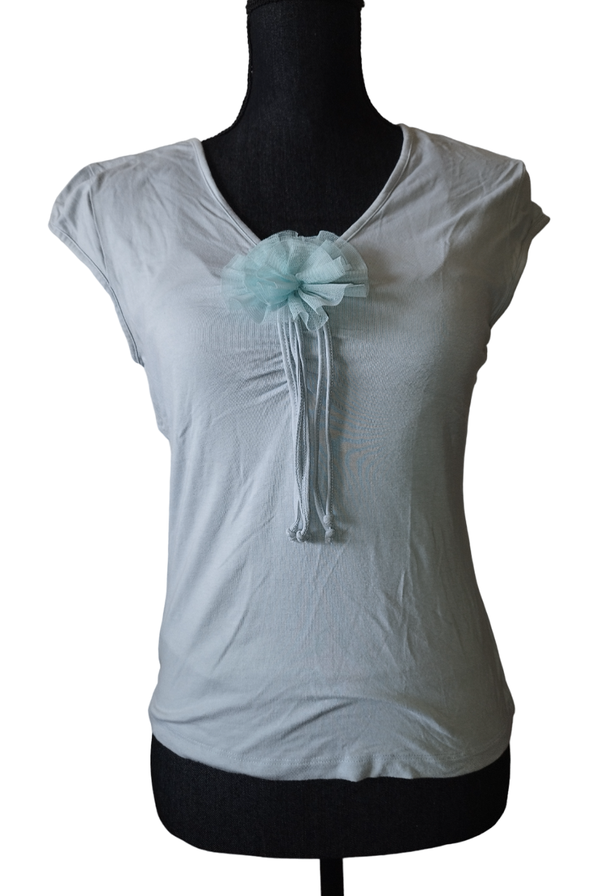 Tee-shirt bleu clair pompon col v T. 36