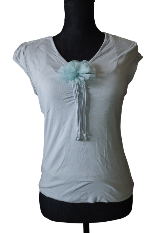 Tee-shirt bleu clair pompon col v T. 36