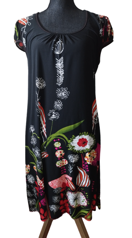 Robe noire fleur rouge et verte T. L-XL