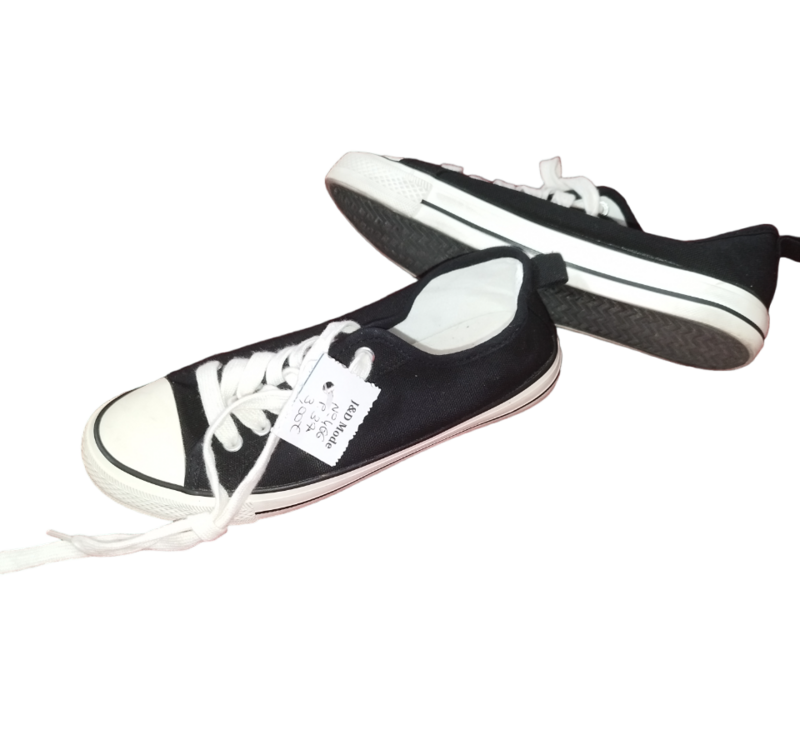 Basket noire basse semelle blanche pointure: 37