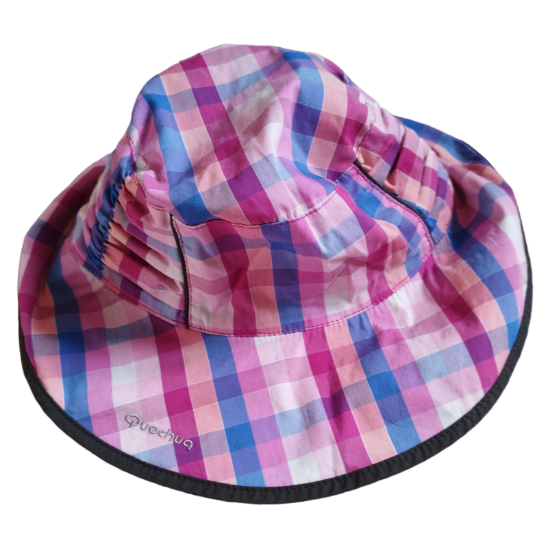 Chapeau rose carreau noir