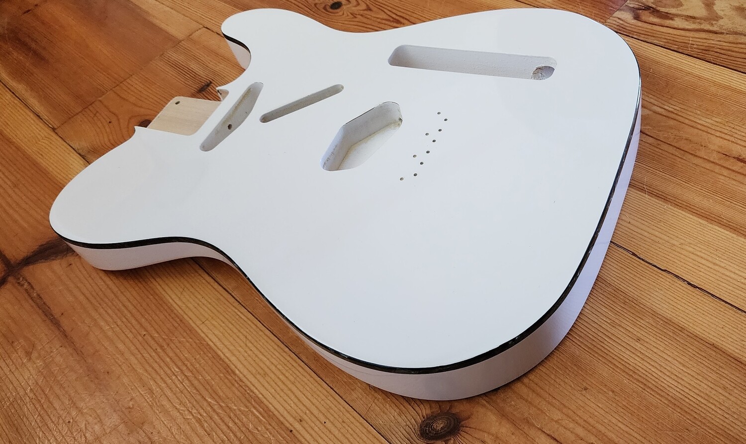 Brio T-Style White Belly Cut Contour Pearloid Binding