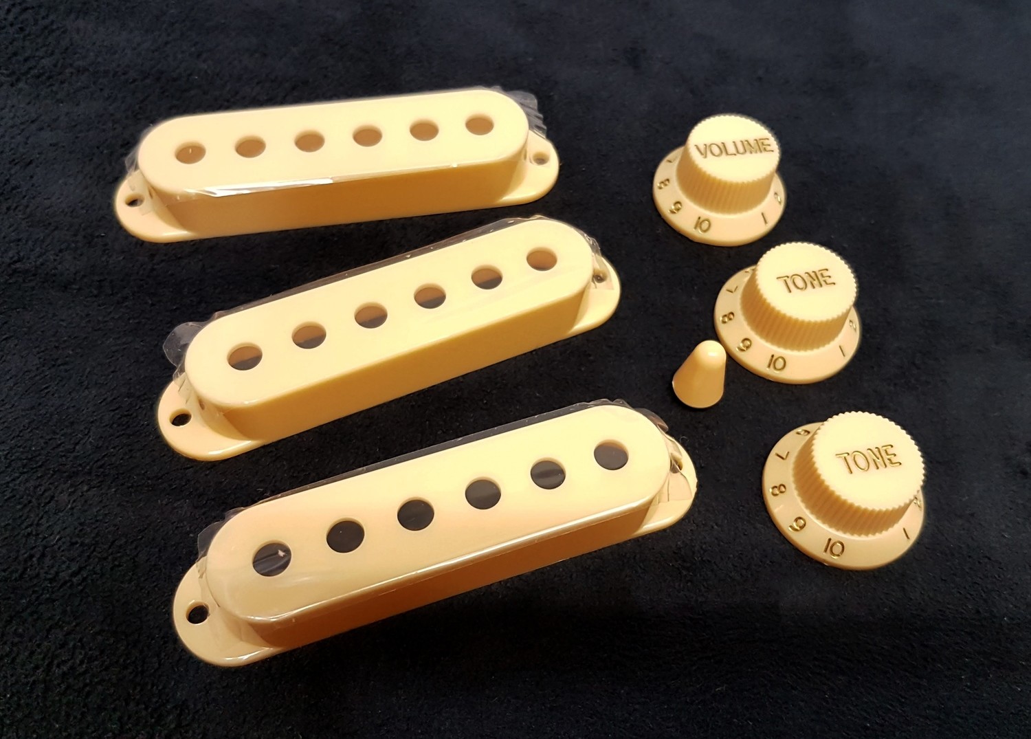 Pickup covers + 2T1V knobs + 5-Way switch tip Cream