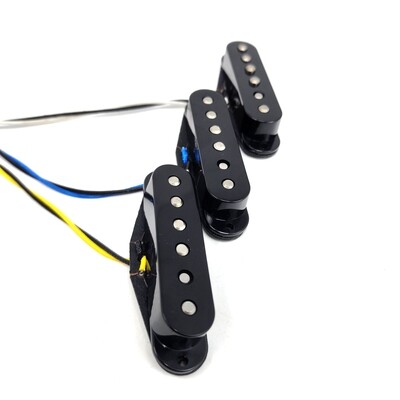 Brio Vintage 60’s Style Alnico 5 Strat Pickup Set – Staggered Pole Single Coils – Black/Cream/White