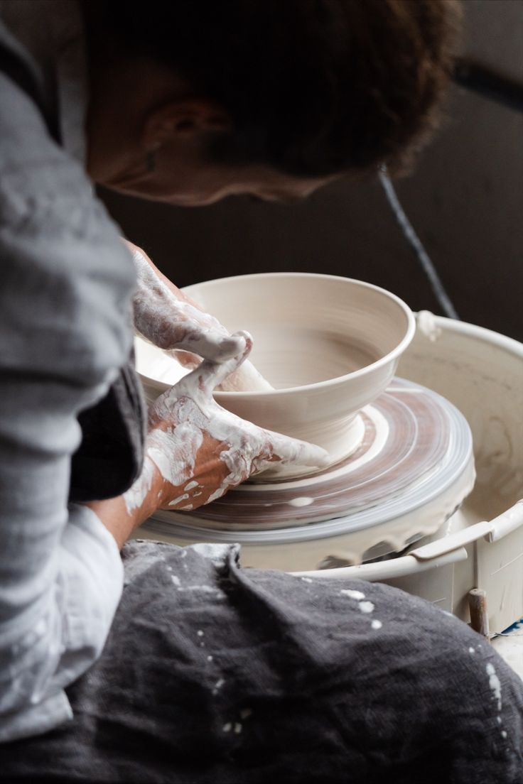 TORNO ALFARERO Y DECORACIÓN  4 CLASES DE 3:00 HORAS AL MES