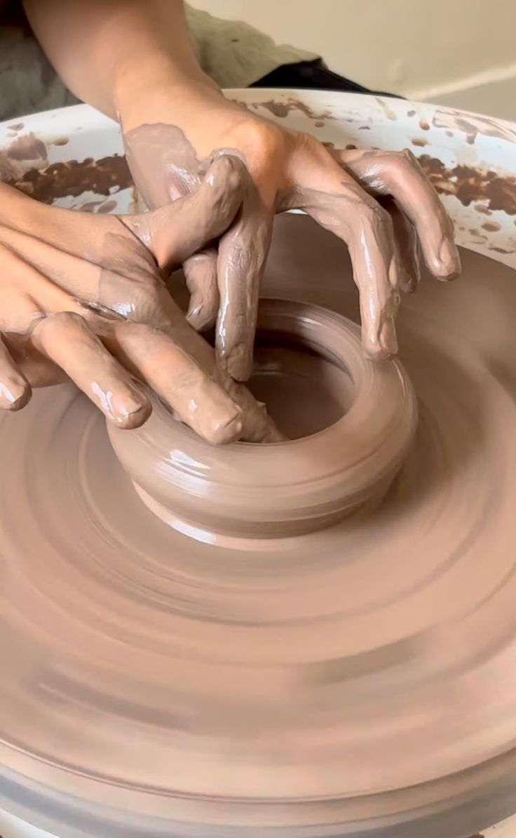 CREA TU PIEZA EN TORNO EN 2 SESIONES / Asociación Pridelia