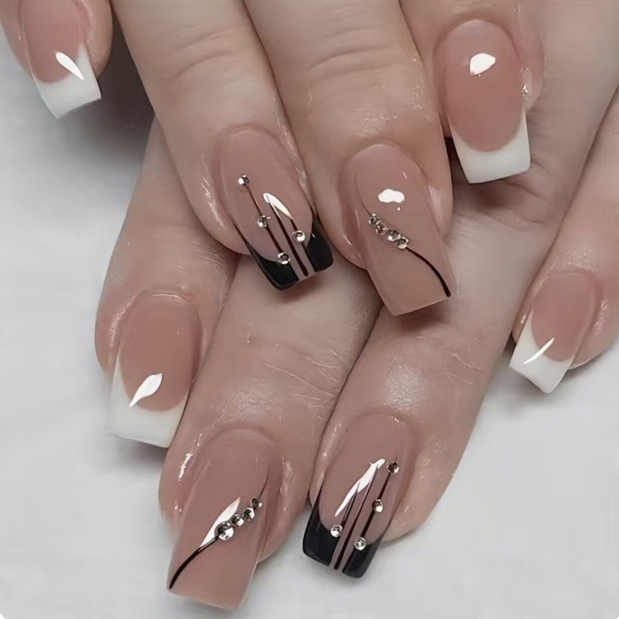 Sparkling Elegance: Artisanal Rhinestone Adorned Press-On Nails