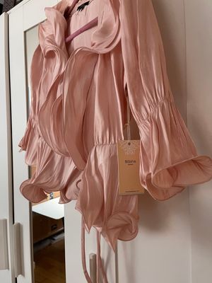 🌸 For Sale: Gorgeous Pink Blouse – Women’s Size Small! 🌸