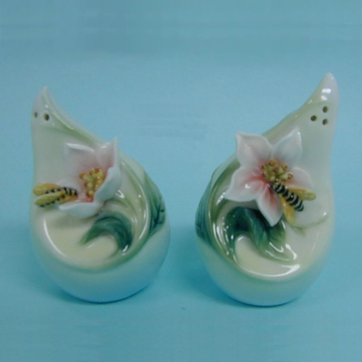 Franz Porcelain Bee & Apple Blossom Flower Design Sculptured Salt&Pepper Shakers 3 3/4"H FZ00801