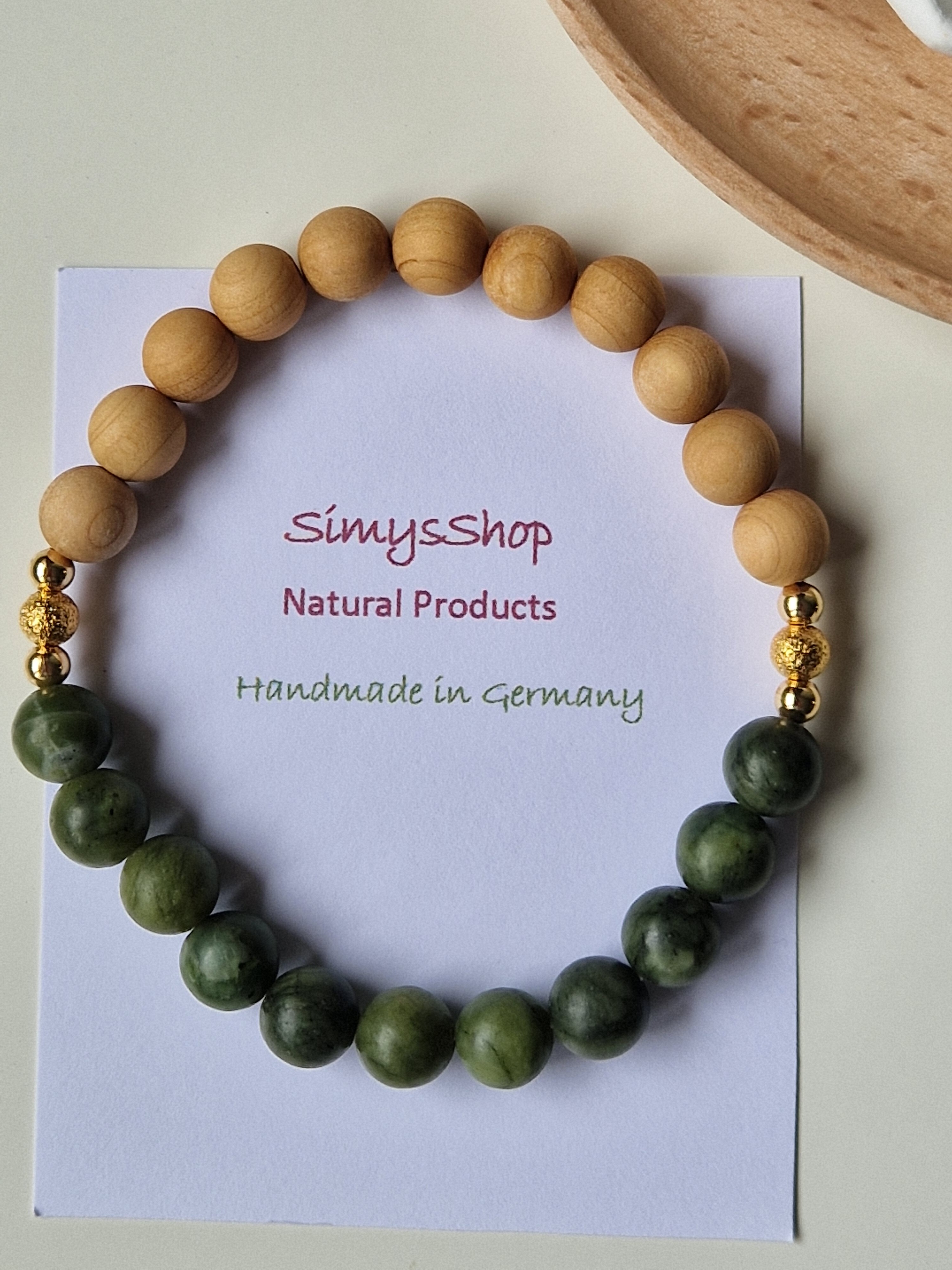 Diffusor Armband aus natürlichen Jade Steinen und Sandelholzperlen mit 18 K  vergoldeten Perlen
