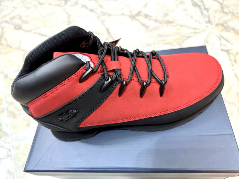 Chaussures montantes bicolores rouge et noir